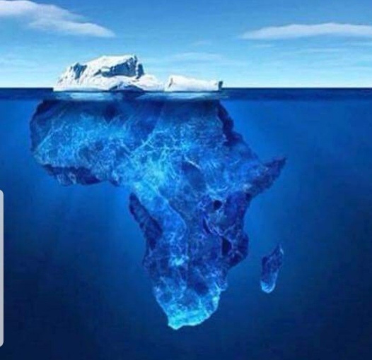 Iceberg avec une petite partie au-dessus de la ligne de flottaison et une grande partie cachée sous la surface.